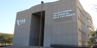 Sujetos armados atacan Fiscalía de Ensenada, queman tres patrullas