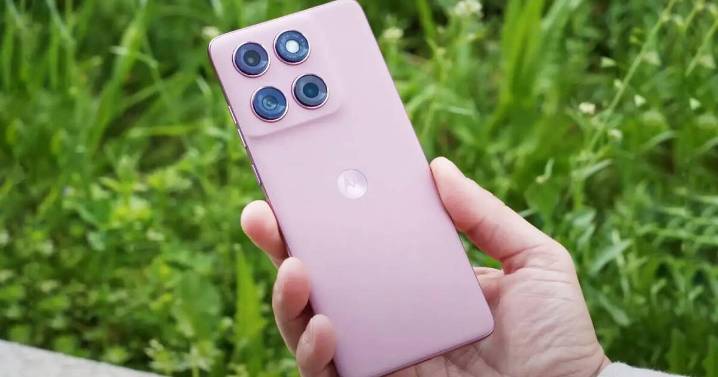 Este Motorola acuático no tiene nada que envidiarle al Galaxy S25: pantalla FullHD+, 24GB de RAM, 5200 mAh y carga veloz