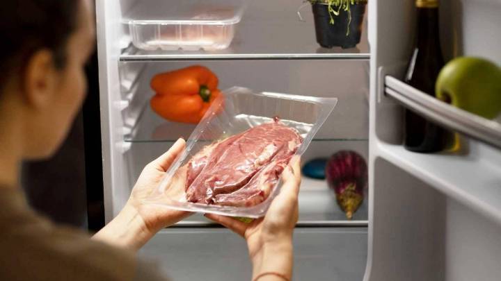 Ni en el microondas ni con agua caliente: ¿Cómo descongelar la carne para mantener su sabor y evitar riesgos de salud?