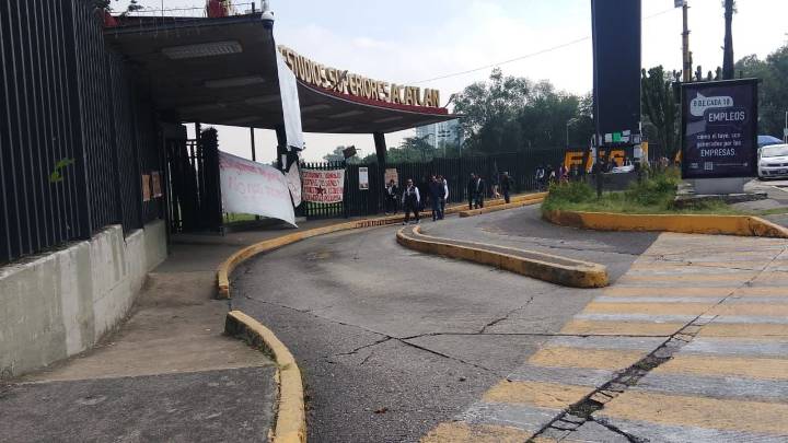 Estudiantes de la FES Acatlán blindan accesos y entregan pliego petitorio