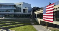 Estudiantes vuelven con solemnidad al campus de Utah tras asesinato de Charlie Kirk