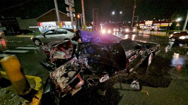 Choca borracho su pick up contra dos autos