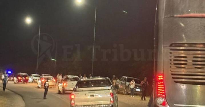 VIDEO. Accidente fatal en la ruta 68 a la altura de Osma: un colectivo chocó con un auto y familiares de la víctima acusaron al chofer
