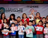 Ivonne Ruiz hace su entrega anual de útiles escolares