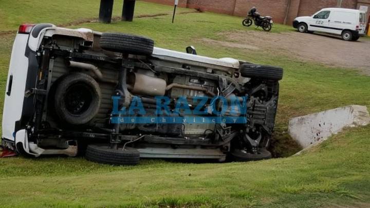 Vuelco de una camioneta en el acceso a la empresa CDC sobre Ruta 5