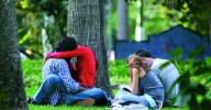 Un estudio apunta que cotillear en pareja puede fortalecer la relación