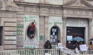 Detienen a dos manifestantes por vandalizar la Presidencia Municipal de Chihuahua