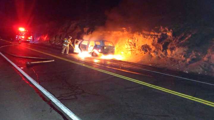 Pasajeros se salvan de morir calcinados dentro de vehículo en la vía Panamericana Sur