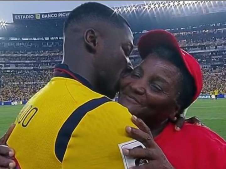 Quién es la mujer llevó la pelota y abrazó a Moisés Caicedo antes del duelo entre Ecuador y Argentina en Guayaquil