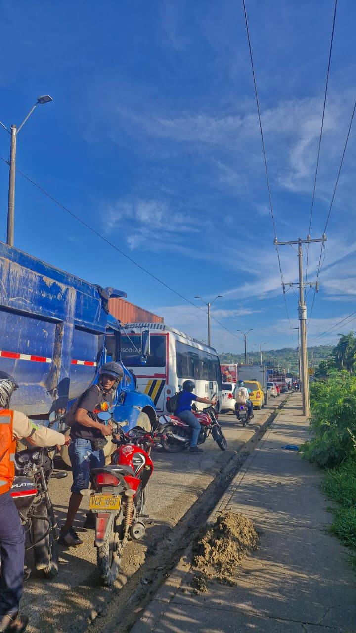 Conductores de busetas bloquean Mamonal exigiendo mejor movilidad