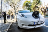 Los coches eléctricos superan en matriculaciones a los de diésel en España, líder también en red de recarga