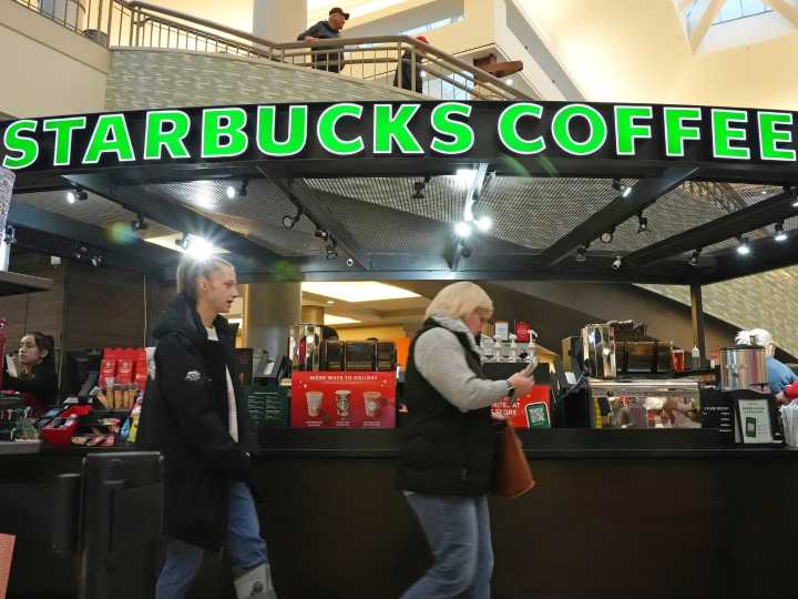 Starbucks anuncia despidos masivos y el cierre de cientos de tiendas: “Estas medidas son necesarias”, dijo su CEO