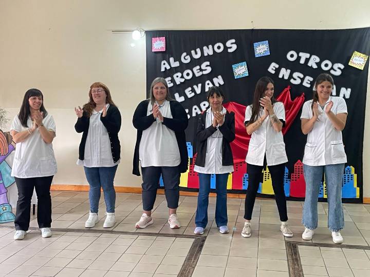 Un emotivo agasajo por el Día del Maestro de la escuela N° 60