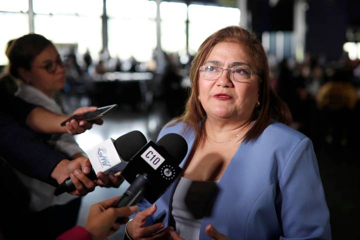 Defensores del pueblo suscribe un acuerdo en El Salvador para atender problemas de DD.HH.