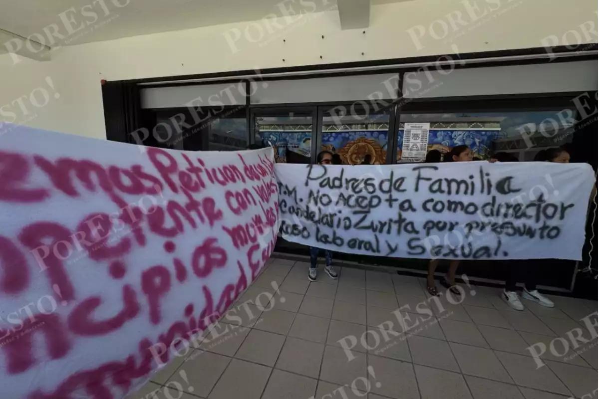 Madres logran destitución de director acusado por acoso laboral y sexual en Playa del Carmen