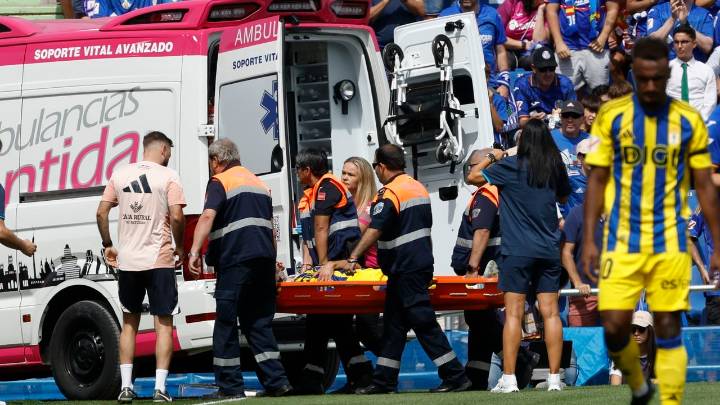 Una ambulancia se lleva a Nacho Vidal tras un choque de cabezas en el Getafe