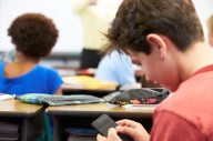 Prohíben el uso de celulares en las escuelas primarias a partir de 2026