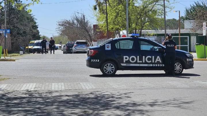 Mendoza: tras cinco horas de tensión en una escuela la adolescente que se había atrincherado entregó el arma
