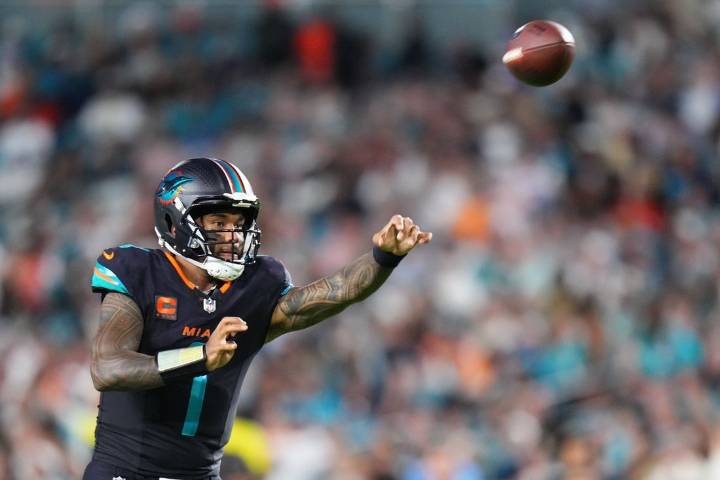 Deadspin | Tua Tagovailoa, Dolphins down Jets despite Tyreek Hill's injury