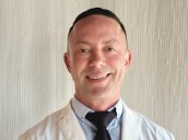 El médico al frente de una red de telemedicina que ayuda también a latinos indocumentados