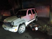 Motocicleta choca contra camioneta estacionada en Héroe de Nacozari y dos jóvenes resultan lesionados