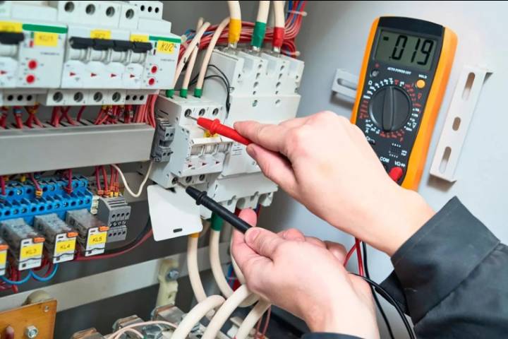 El Gobierno pagará a las industrias que restrinjan su consumo eléctrico en horarios pico del verano