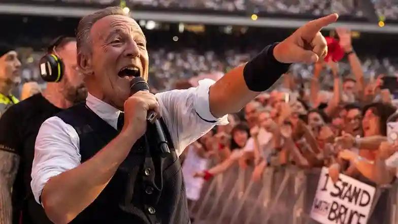 ENTERTAINMENT Bruce Springsteen Calls for President Donald Trump’s Impeachment, Says He Belongs in the ‘Trash Heap of History’