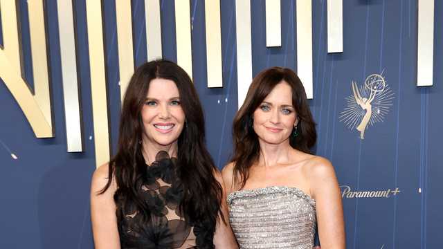 A ‘Gilmore Girls’ reunion just happened at the 2025 Emmys
