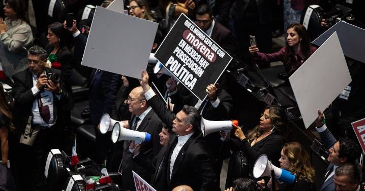 Entre gritos y sirenas reinician Congreso; piden al PRI no más violencia