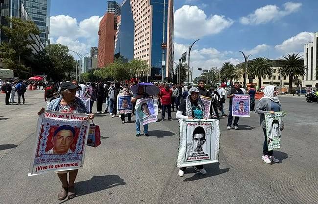 Padres de los 43 exigen ante SRE extradiciones de involucrados en ‘verdad histórica’