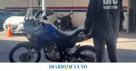 La policía sorprendió a dos menores que llevaban una moto robada