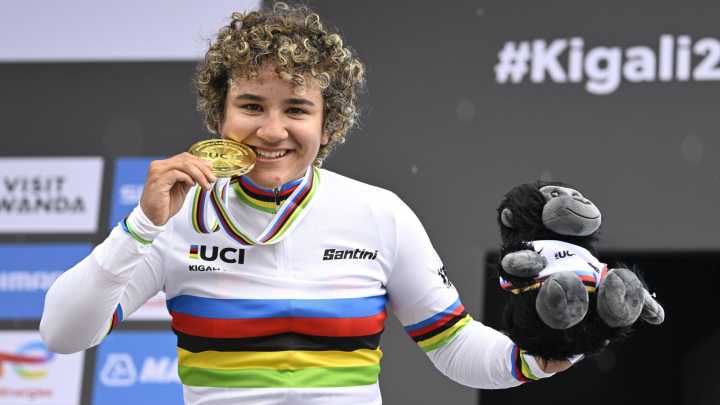 Paula Ostiz, el futuro del ciclismo español, se viste de arcoíris en Ruanda