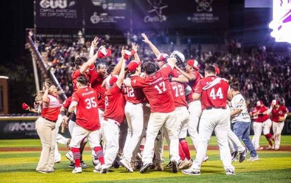 “¡CANTEMOS JUNTOS AQUEL AMOR COMO CAMPEONES!”