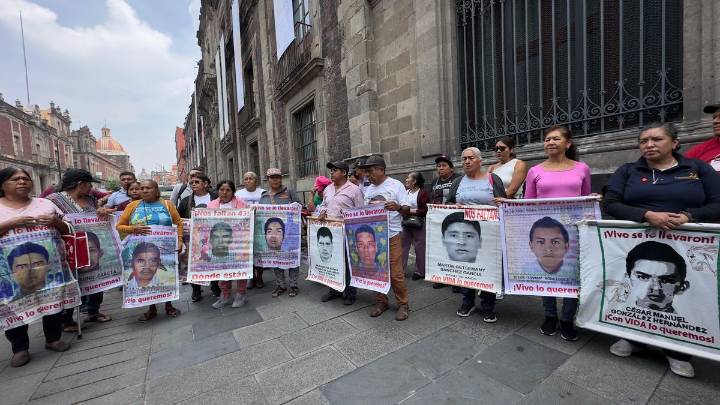 Llegan padres de los 43 a reunión con Sheinbaum; esperan información “novedosa”