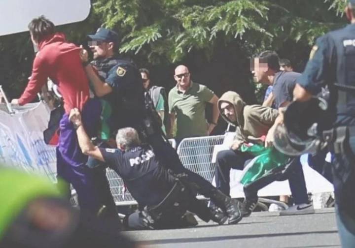 Detenidos dos activistas por saltar al recorrido de la Vuelta en Valladolid