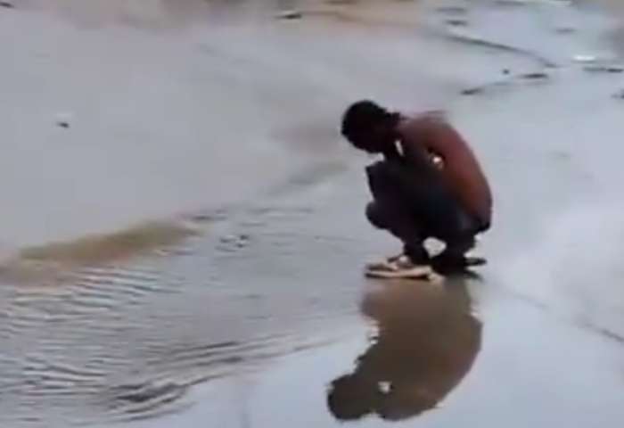 Habitante en condición de calle se baña con aguas residuales en el Mercado Público