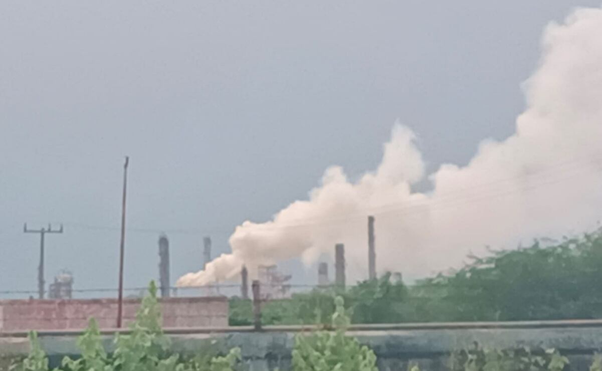 Nube de humo de refinería "Antonio Dovalí Jaime" cubre cielo de Salina Cruz tras falla en planta catalítica