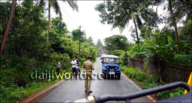 Mangaluru: Landowner erects fence across state highway in Bajpe, alleges PWD ignored court order