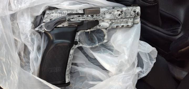 El arma tuneada con calaveras para atravesar chalecos que usaron en un tiroteo en Maipú