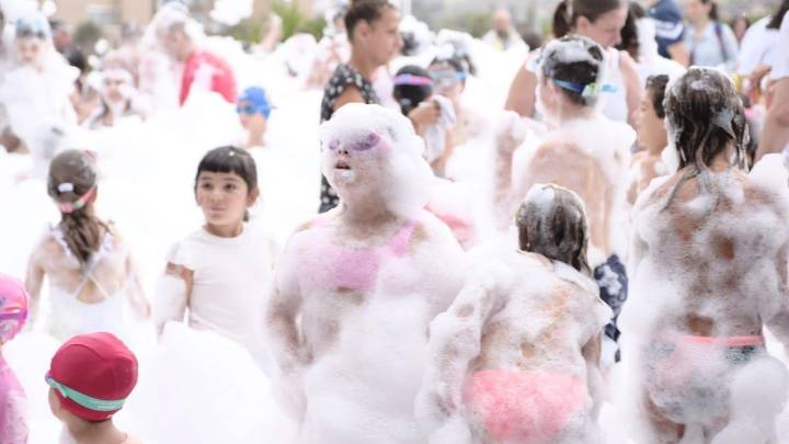 Espuma, hinchables y bautismo de buceo en las fiestas del Santa Olaya