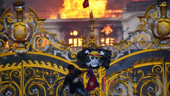 Los manifestantes de la Generación Z se unen detrás de una bandera pirata del manga