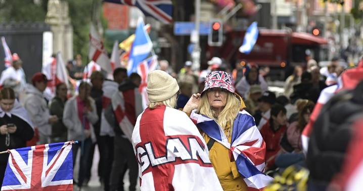 London protests LIVE as 500 extra officers drafted for Tommy Robinson rally