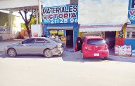 Pierde control e impacta auto fijo