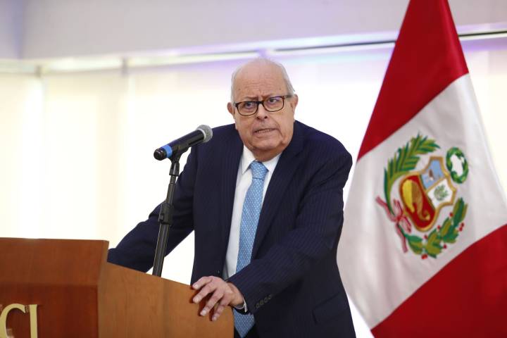 Julio Velarde: autonomía del Banco Central permitió al Perú tener una baja inflación