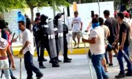 Enfrentamiento entre invasores y trabajadores de la construcción en terrenos ejidales de Playa del Carmen.