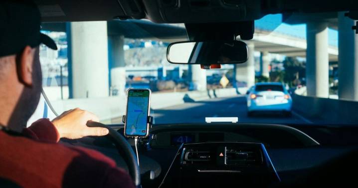 Viaje termina en la cárcel: Asaltan a taxista de app y continua el viaje hasta llegar a la Policía CDMX
