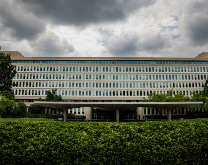 Estados Unidos: Trabajadores de la construcción saltan una cerca del edificio de la CIA huyendo de agentes de inmigración