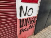 Atacada la sede del PSOE de Guadix con pintadas xenófobas e insultos al presidente del Gobierno