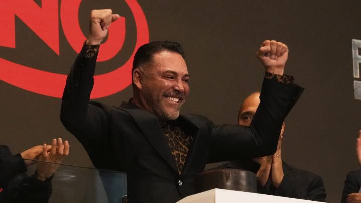 Óscar de la Hoya se burló de Canelo Álvarez tras derrota ante Terence Crawford