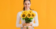 ¿Por qué se regalan flores amarillas el 21 de septiembre? Qué significa este gesto que se volvió tra
